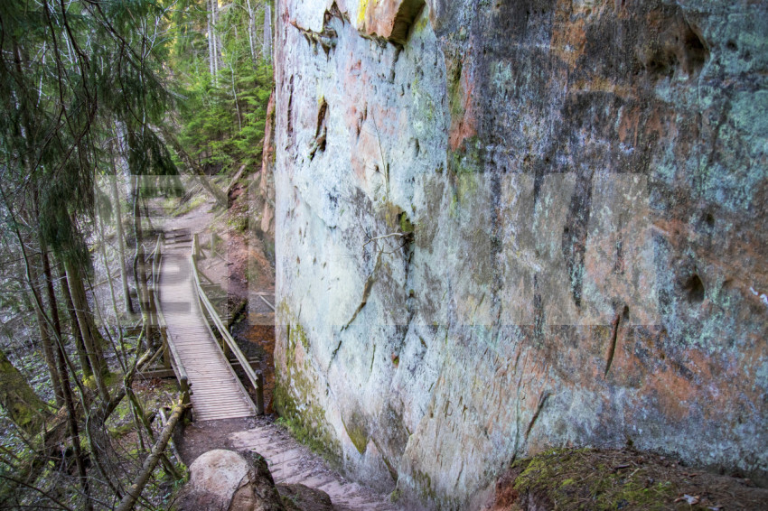 Līču-Laņģu Sandstone Cliffs
