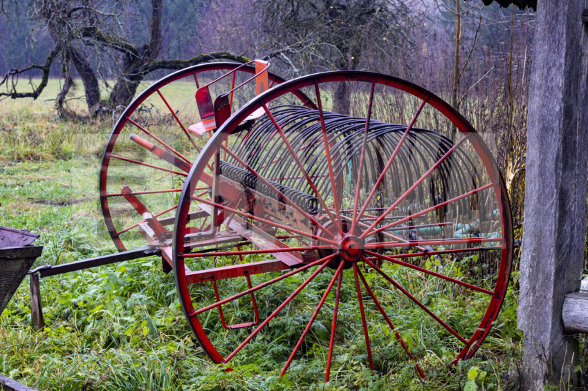Horse rake for harvesting hay