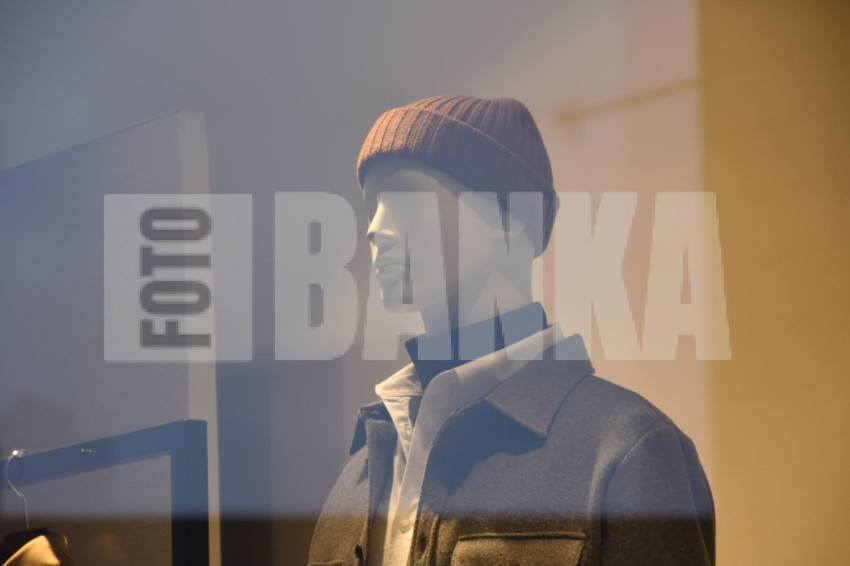 Manekens veikala skatlogā