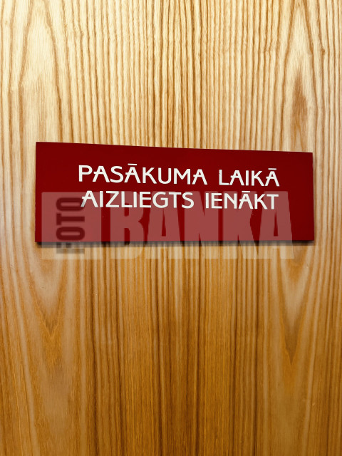 Zīme “Pasākuma laikā aizliegts ienākt”